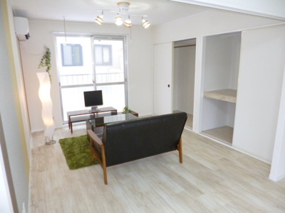 【洋室】 | 秋田市横森四丁目　中古アパート | アクセントクロスを使用して７帖の洋室がオシャレなお部屋になっています！