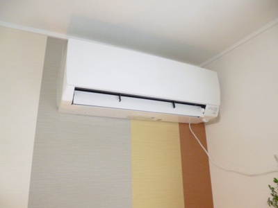 【冷暖房・空調設備】 | 秋田市横森四丁目　中古アパート | 洋室７帖のお部屋にはエアコンを設置しておりますので、快適に過ごせますね！