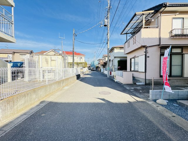流山市東深井新築戸建【東深井小学校：5分】の前面道路含む現地写真|西側前面道路・幅員約5ｍ