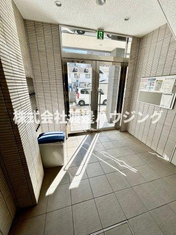 クリスタルマンションのエントランス