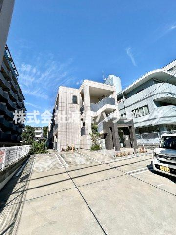 クリスタルマンションの駐車場