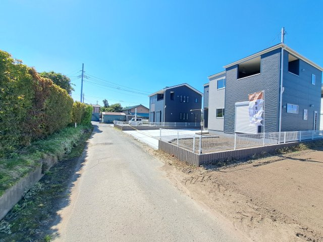 新築　佐波郡玉村町上福島　Liveie Garden.S　3号棟の前面道路含む現地写真|現地写真　南側接道幅員約3ｍ	