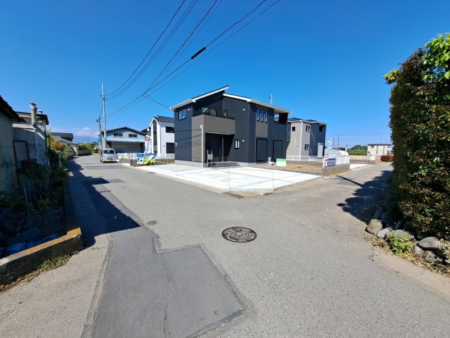 新築　佐波郡玉村町上福島　Liveie Garden.S　4号棟の前面道路含む現地写真|現地写真　西側接道幅員約5.4ｍ　南側接道幅員約3ｍ	