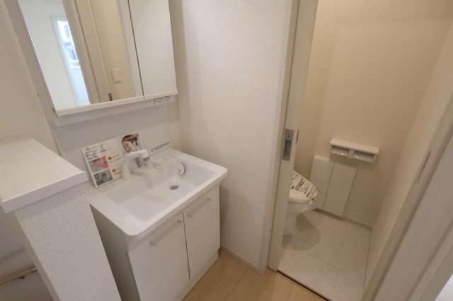 《仲介手数料無料》浦和区大東２丁目11-44(2号棟)新築一戸建ていろどりアイタウンの独立洗面台|撮影日 2025年10月16日 13:30 曇り