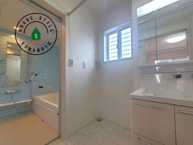 熊本市中央区出水8丁目第1-2棟（2号棟）の脱衣所|ゆとりの洗面スペースで朝の身支度もスムーズに。暮らしを快適に変えるシャワー付洗面台です！