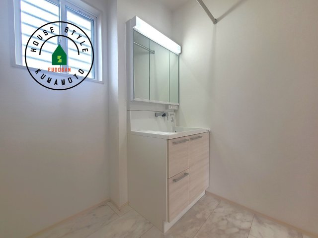 熊本市中央区出水8丁目第1-2棟（2号棟）の独立洗面台|毎日使うものだから清潔な空間を保ちたい水回り。洗面にはそんな願いを解消させてくれる収納アイデアが満載です。三面鏡の裏側にはキャビネットが現れ小物から背の高い物まで収納できます。