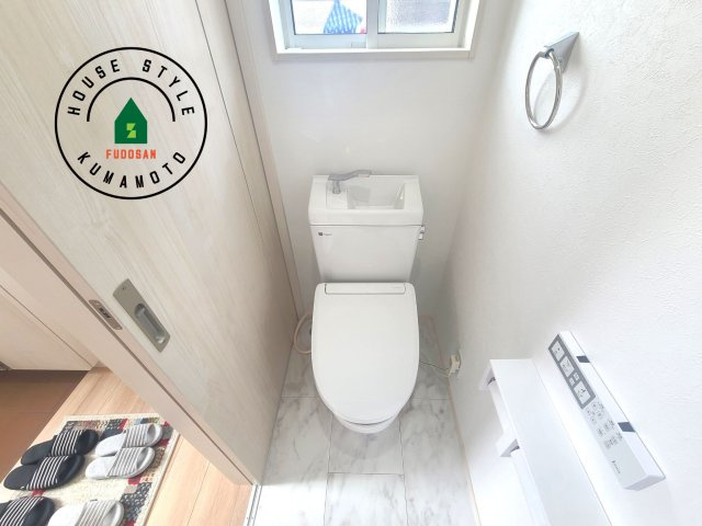熊本市中央区出水8丁目第1-2棟（2号棟）のトイレ|温水洗浄便座を完備しております。2ヶ所にトイレがあるのは朝の慌ただしい時間も安心です。