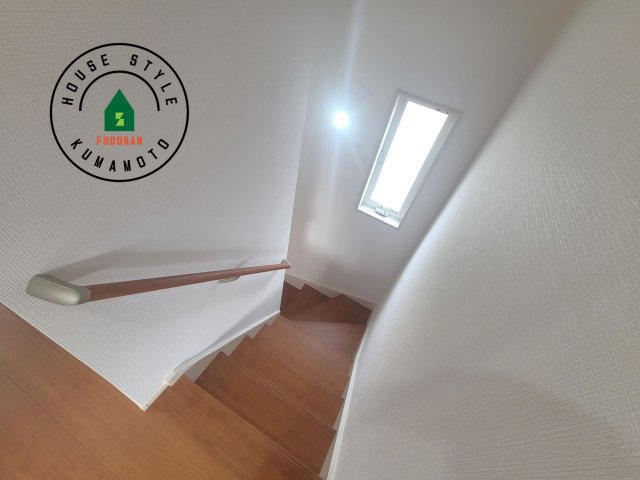 熊本市中央区出水8丁目第1-2棟（2号棟）の内装|＜手すり付階段＞手すりがないと階段の昇り降りで危険なことはもちろん、壁に手をつきながら歩くことで壁紙が汚れやすくなります。すべての方に快適に昇り降りしていただくため、手すりを設置しました。