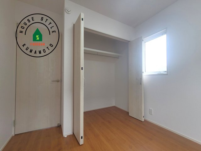 熊本市中央区出水8丁目第1-2棟（2号棟）の収納|洋服や大きな荷物が多い方や人数の多いご家族などは、一般的なクローゼットよりもウォークインクローゼットのほうが使い勝手が良いです。
