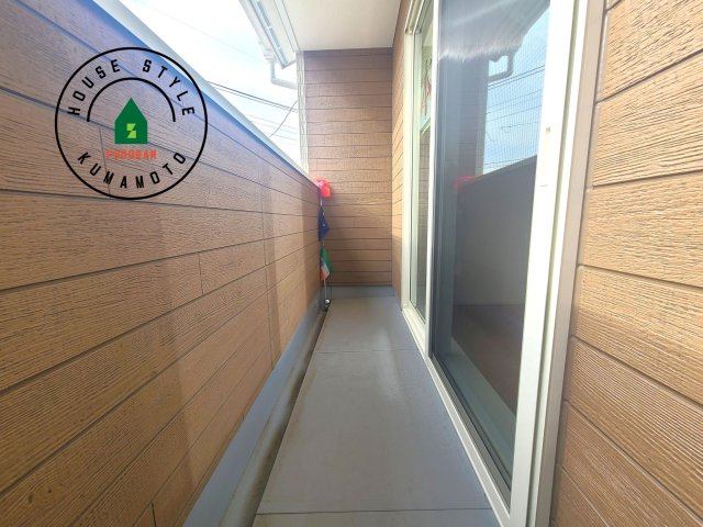 熊本市中央区出水8丁目第1-2棟（2号棟）のバルコニー|風をしっかりと感じられるバルコニーでは、毎日が洗濯日和です。広々としているので洗濯も楽しくなるでしょうし、気分転換にバルコニーからの眺めを楽しむのもいいでしょう。