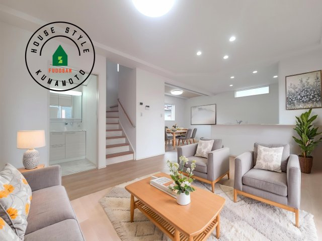 熊本市中央区出水8丁目第1-2棟（2号棟）の居間・リビング|キッチンからリビングをしっかり確認できます。家族の笑顔があふれる空間になりそうですね。※家具はCGを合成したものです。