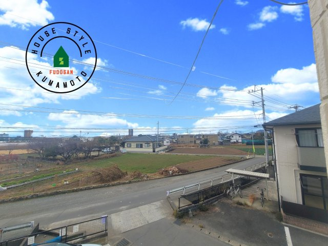 熊本市中央区出水8丁目第1-2棟（2号棟）の展望|窓から緑が見える物件も魅力的です。