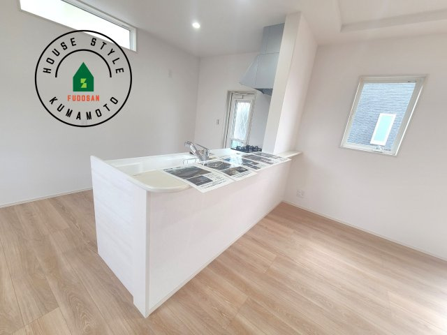 熊本市中央区出水8丁目第1-2棟（2号棟）のダイニング|キッチンから立ち込める香りが今日の料理を期待させます。