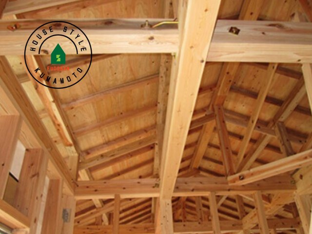 熊本市中央区出水8丁目第1-2棟（2号棟）の構造・工法・仕様|飫肥杉を使用しております。湿気に強く、シロアリ被害に遭いにくい！！