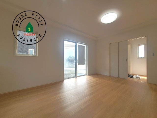 熊本市中央区出水8丁目第1-2棟（2号棟）の居間・リビング|多くの時間を過すことになるリビングだからこそ、いつも穏やかな空間・解放感が味わえ毎日が充実します。