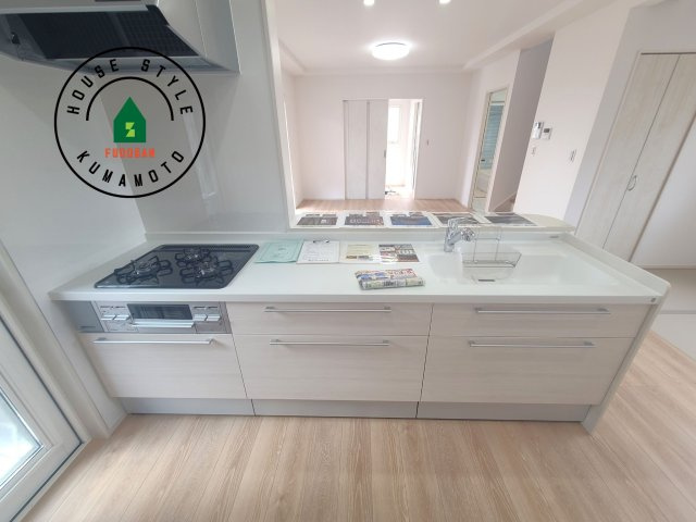 熊本市中央区出水8丁目第1-2棟（2号棟）のキッチン|ご家族を近くに感じられる対面キッチンのLDK。会話もはずみそうですね。