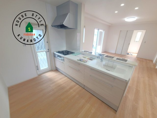 熊本市中央区出水8丁目第1-2棟（2号棟）のキッチン|ダイニングテーブルへの配膳がラクラク、お料理はかどるカウンター付きシステムキッチン！