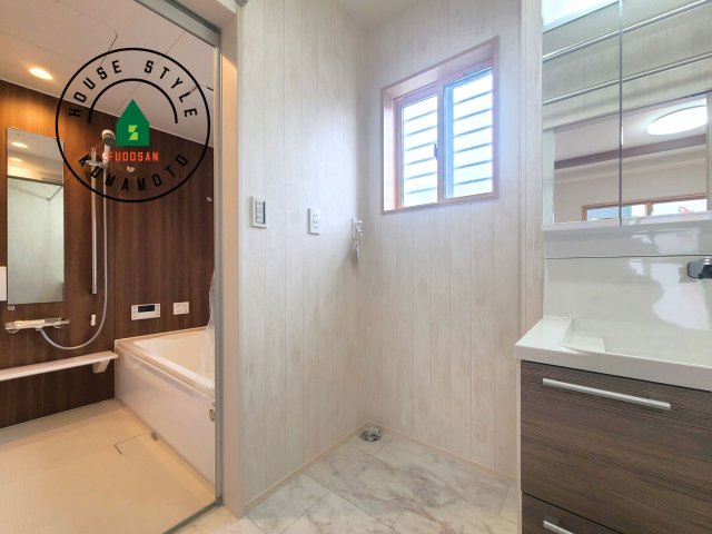 熊本市中央区渡鹿6丁目第3-2棟（2号棟）の脱衣所|ゆとりの洗面スペースで朝の身支度もスムーズに。暮らしを快適に変えるシャワー付洗面台です！