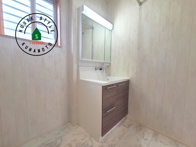 熊本市中央区渡鹿6丁目第3-2棟（2号棟）の独立洗面台|毎日使うものだから清潔な空間を保ちたい水回り。洗面にはそんな願いを解消させてくれる収納アイデアが満載です。三面鏡の裏側にはキャビネットが現れ小物から背の高い物まで収納できます。