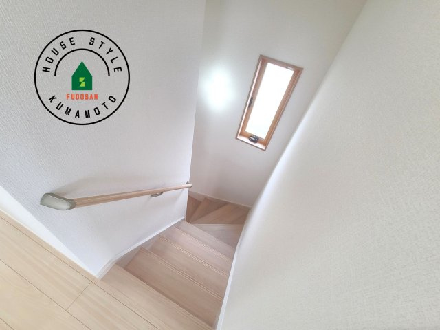 熊本市中央区渡鹿6丁目第3-2棟（2号棟）の内装|＜手すり付階段＞手すりがないと階段の昇り降りで危険なことはもちろん、壁に手をつきながら歩くことで壁紙が汚れやすくなります。すべての方に快適に昇り降りしていただくため、手すりを設置しました。