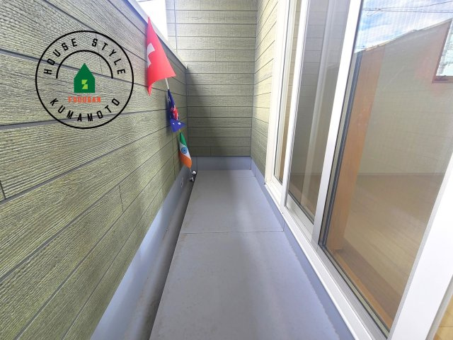 熊本市中央区渡鹿6丁目第3-2棟（2号棟）のバルコニー|風をしっかりと感じられるバルコニーでは、毎日が洗濯日和です。広々としているので洗濯も楽しくなるでしょうし、気分転換にバルコニーからの眺めを楽しむのもいいでしょう。