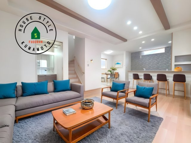 熊本市中央区渡鹿6丁目第3-2棟（2号棟）の居間・リビング|キッチンからリビングをしっかり確認できます。家族の笑顔があふれる空間になりそうですね。※家具はCGを合成したものです。