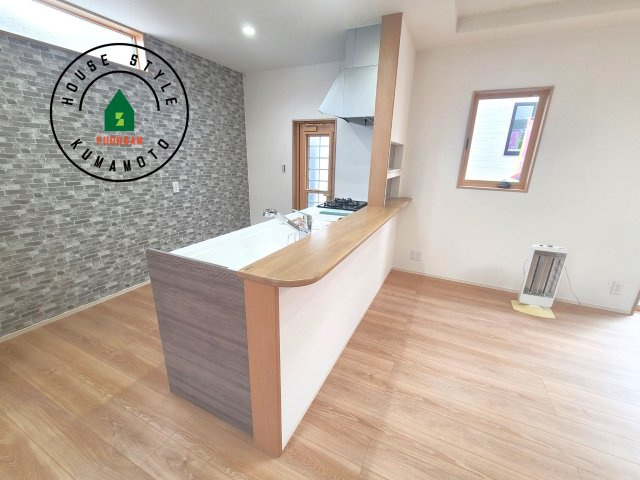 熊本市中央区渡鹿6丁目第3-2棟（2号棟）のダイニング|キッチンから立ち込める香りが今日の料理を期待させます。