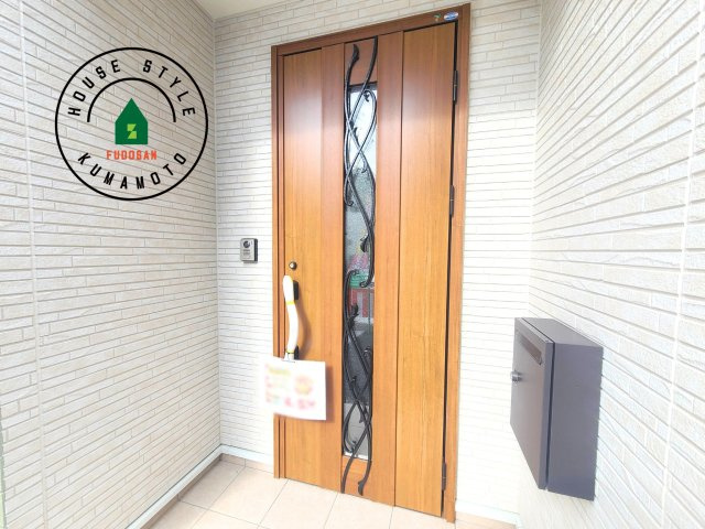 熊本市中央区渡鹿6丁目第3-2棟（2号棟）の玄関|おでかけの時も帰った時も、「我が家」を最初に感じでもらえる素敵な空間に。