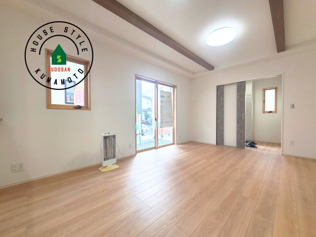 熊本市中央区渡鹿6丁目第3-2棟（2号棟）の居間・リビング|多くの時間を過すことになるリビングだからこそ、いつも穏やかな空間・解放感が味わえ毎日が充実します。