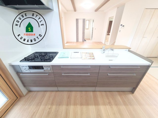 熊本市中央区渡鹿6丁目第3-2棟（2号棟）のキッチン|ご家族を近くに感じられる対面キッチンのLDK。会話もはずみそうですね。