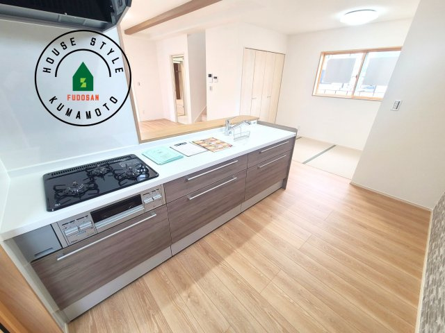 熊本市中央区渡鹿6丁目第3-2棟（2号棟）のキッチン|ダイニングテーブルへの配膳がラクラク、お料理はかどるカウンター付きシステムキッチン！