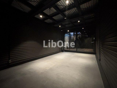 【駐車場】 | LAND BASE ICHIKAWA　B | シャッター付きガレージ。自動車でもバイクでも。工具や交換パーツも冬用タイヤも安心して保管できます。