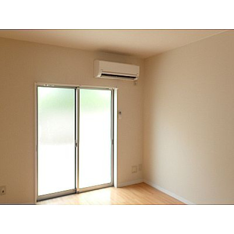 ニホコーポラスの居間・リビング