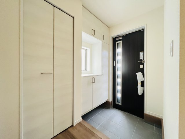 高浜市青木町９丁目5-15『仲介手数料無料』新築戸建ての玄関