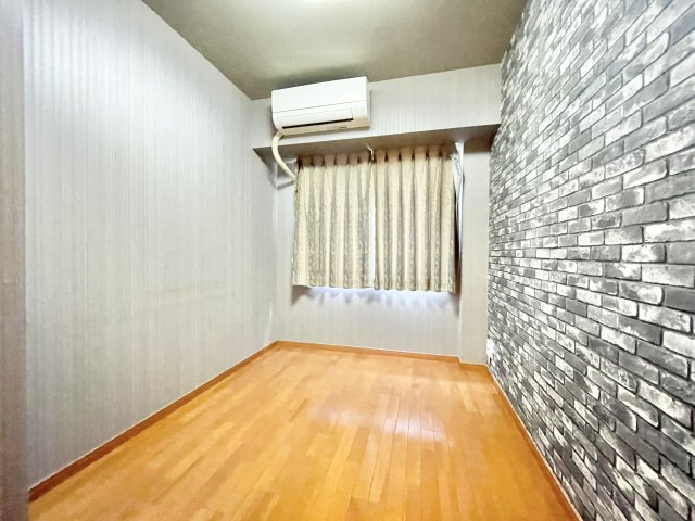 ロイヤルアーク東香里園町の洋室|落ち着いた色調の洋室です