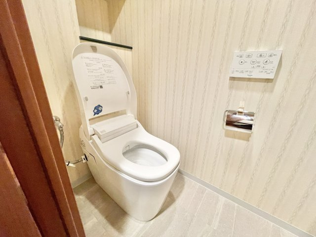 ロイヤルアーク東香里園町のトイレ|ゆったりとした空間のトイレです