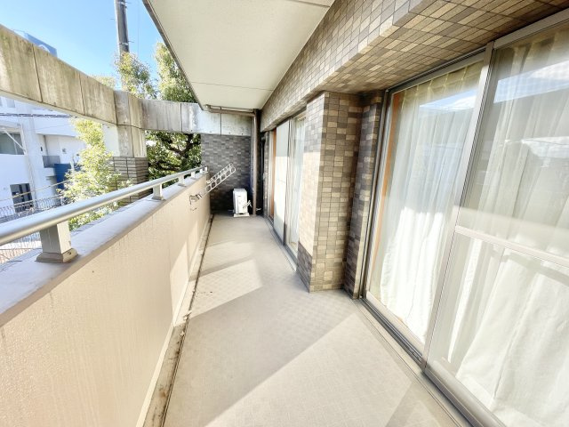 ロイヤルアーク東香里園町のバルコニー|バルコニーからの眺めを楽しみながら食事をしませんか