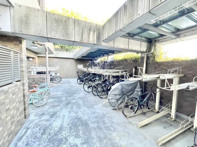 ロイヤルアーク東香里園町の駐輪場