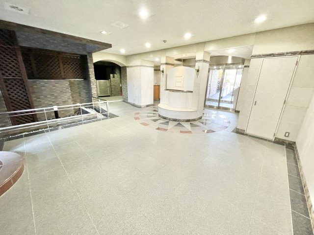 ロイヤルアーク東香里園町のエントランス|清潔なエントランスです