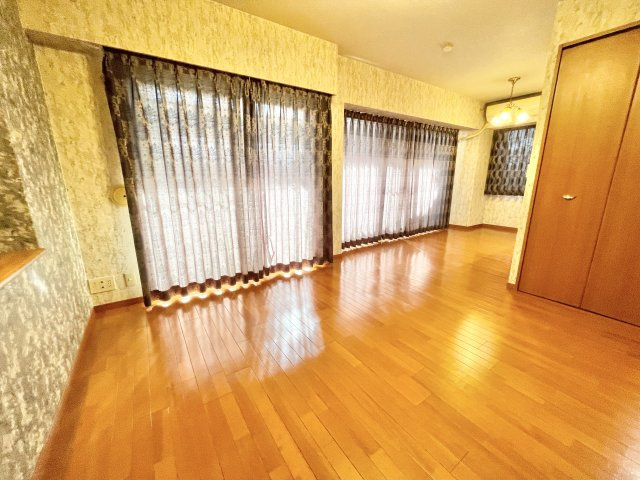 ロイヤルアーク東香里園町の居間・リビング|ご家族で広々とくつろげるLDK！