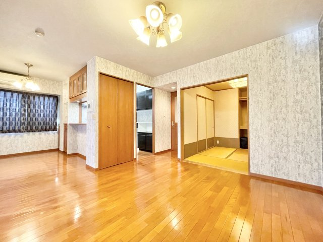 ロイヤルアーク東香里園町の居間・リビング|明るい日差しが眩しいリビング！