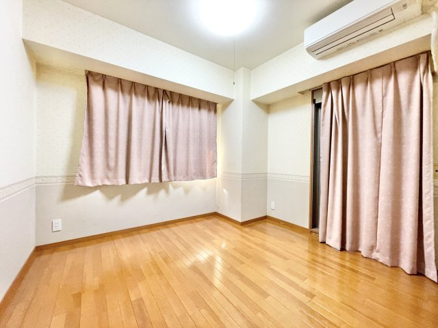 ロイヤルアーク東香里園町の寝室|開放的な寝室です