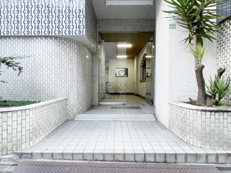 【エントランス】 | お客様を、そして住人を出迎えてくれるマンションのエントランス。ゴミが落ちていないことからも、管理状態の良さや住民の節度の高さが見て取れます。～即日のご見学可能～　お問合せはお気軽にどうぞ。