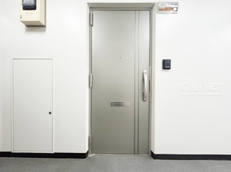 【その他共用部分】 | ダブルロック式の玄関ドアが皆様をお出迎え。お部屋のセキュリティの観点からも、うれしい設備ですね。玄関の色もシックで良い感じです。～即日のご見学可能～　お問合せはお気軽にどうぞ。
