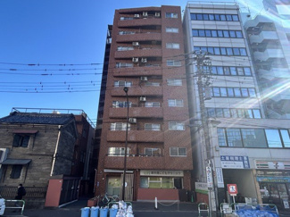 【外観】 | 手入れの行き届いた外壁やエントランスなど、「見ればわかる」レベルで清潔感を保ったマンションです。築年数を感じさせない姿で皆様をお出迎えします。～即日のご見学可能～　お問合せはお気軽にどうぞ。