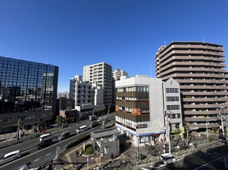 【展望】 | 眼前に広がる空の雄大さと、このお部屋の自慢の一つである「眺望」をご覧ください。毎日、この景色を独り占めできる新生活に夢が広がります。～即日のご見学可能～　お問合せはお気軽にどうぞ。
