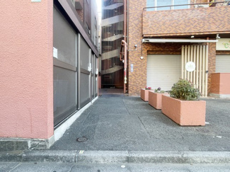 【エントランス】 | お客様を、そして住人を出迎えてくれるマンションのエントランス。ゴミが落ちていないことからも、管理状態の良さや住民の節度の高さが見て取れます。～即日のご見学可能～　お問合せはお気軽にどうぞ。