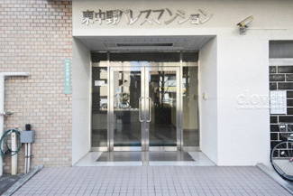 【エントランス】 | お客様を、そして住人を出迎えてくれるマンションのエントランス。ゴミが落ちていないことからも、管理状態の良さや住民の節度の高さが見て取れます。～即日のご見学可能～　お問合せはお気軽にどうぞ。
