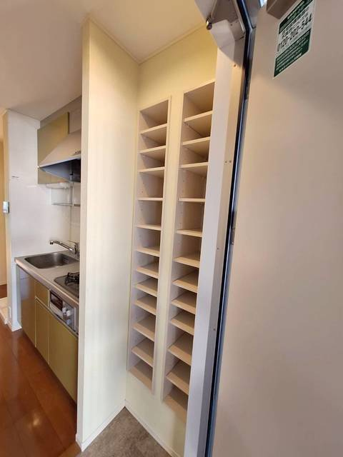 Ｍａｉｓｏｎ Ｓｔａｒｌｉｔ　メゾンスタルリットの玄関|玄関にはシューボックスあり