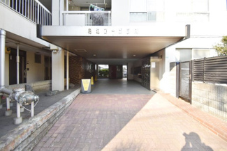 【エントランス】 | お客様を、そして住人を出迎えてくれるマンションのエントランス。ゴミが落ちていないことからも、管理状態の良さや住民の節度の高さが見て取れます。～即日のご見学可能～　お問合せはお気軽にどうぞ。